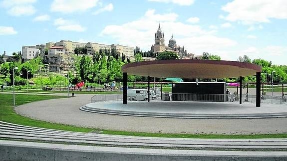 Vistas de la ciudad desde el parque, con la cubierta entorpeciendo el paisaje, tal y como denuncian los patrimonialistas.