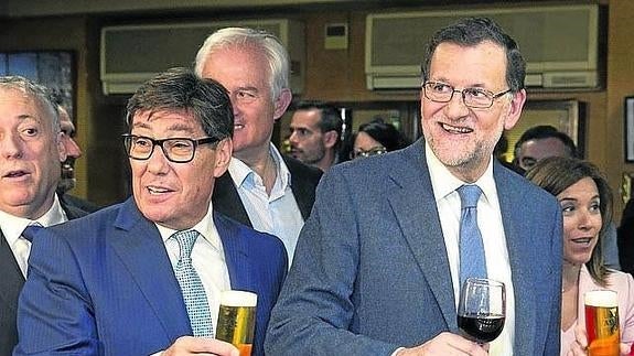 18 de mayo. Casa Pascualillo. Zaragoza. El presidente casi colapsó el popular Tubo al cruzar sus estrechas calles. Brindó con vino junto a Arturo Aliaga, su aliado del regionalista PAR