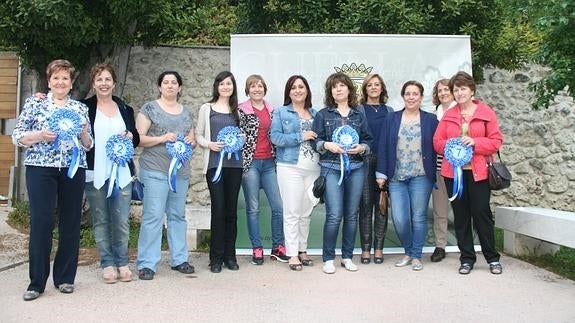 Participantes en el concurso posan con las concejalas de Turismo y Medio Ambiente. 