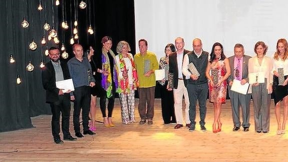 Foto de familia de los galardonados en los Premios Racimo de Serrada.