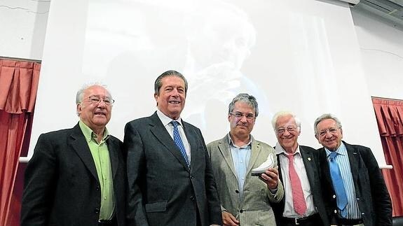 De izquierda a derecha, Valentín Cabero, Federico Mayor Zaragoza, Fernando Rubio, el padre Ángel y Pedro Miguel Lamet. En la pantalla una imagen de Martín Patino.