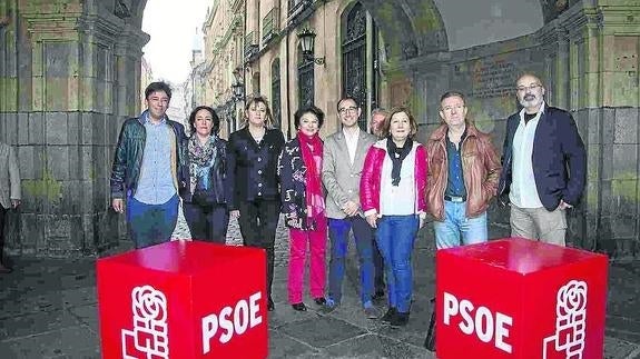 Los candidatos socialistas alCongreso y al Senado posan en los soportales de la Plaza Mayor.