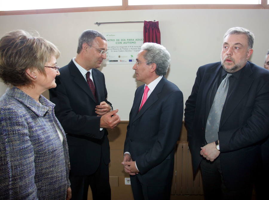 Aparicio, centro, cuando era ministro de Trabajo en el Gobierno de Aznar, conversa con Caldera. Detrás Octavio Granado. 