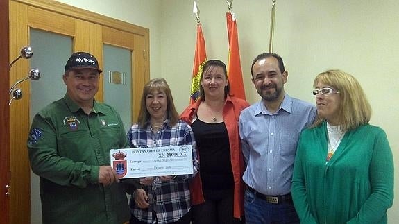 Entrega del cheque a la asociación Aspace. El Norte