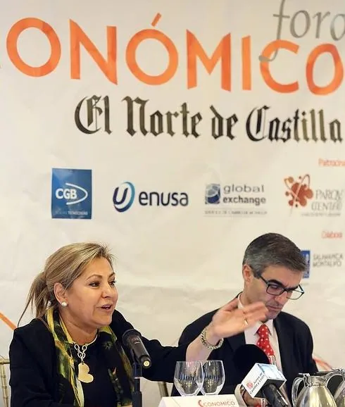 Rosa Valdeón, acompañada del subdirector de El Norte de Castilla, J. I. Foces, en un momento de su intervención.