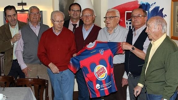 Jugadores veteranos de la Segoviana posan con la nueva camiseta del club.