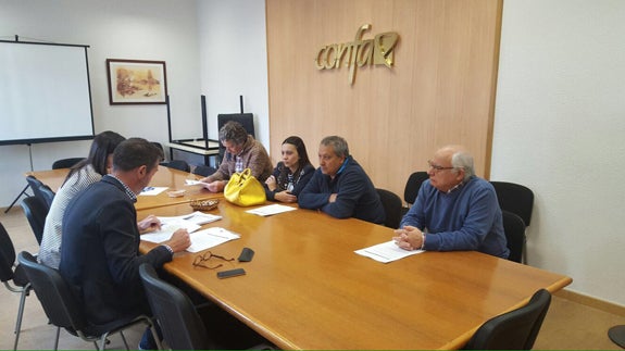 Comerciantes de Arévalo se interesan por las ayodas al sector en la sede de CONFAE.