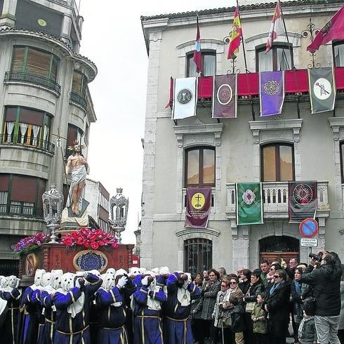 Adornar el Ayuntamiento con símbolos religiosos no sería posible si se aprobara la moción de IU. 