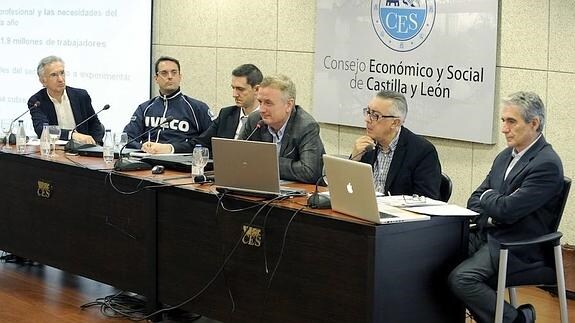 Javier García Escudero, de El Norte, moderó la mesa con Roberto Pardo, Carlos Alberto Catalina, Jaime Gómez, Miguel Ángel Garrido y José Luis Prados.