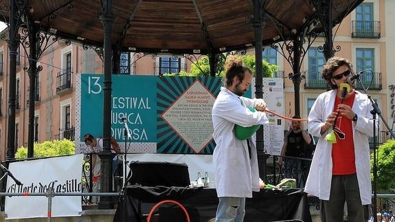 Vibra-Tó, durante el concierto que han ofrecido este sánado en la Plaza Mayor de Segovia.