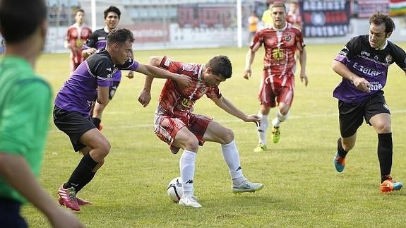 Xavi Moré, en una acción del partido ante la SD Logroñés. 