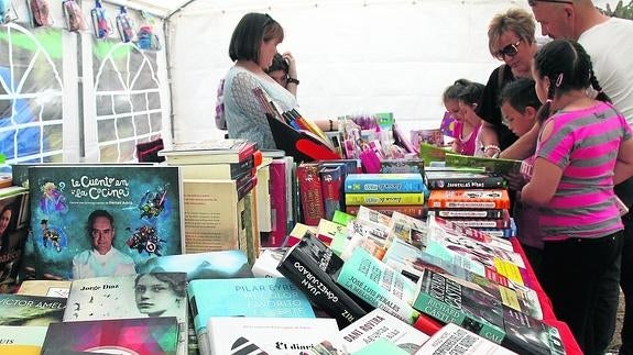 Uno de los expositores, lleno de libros, durante la feria de San Benito de Gallegos. 