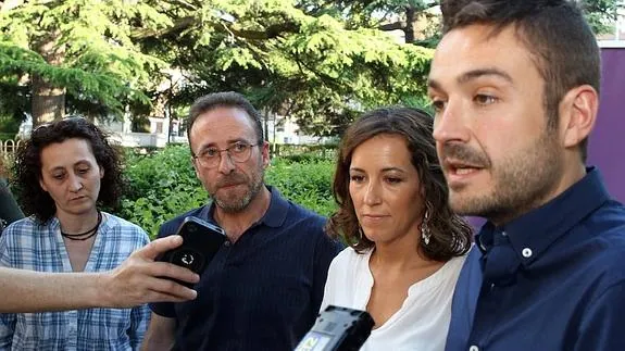 Daniel López (derecha) atiende a los medios junto a Ana Peñolosa (a su izquierda), Francisco Javier Lobo y Carmen Cuervo. 