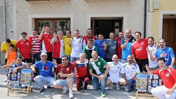 Los participantes de esta Eurocopa de futbolchapas en Turégano.
