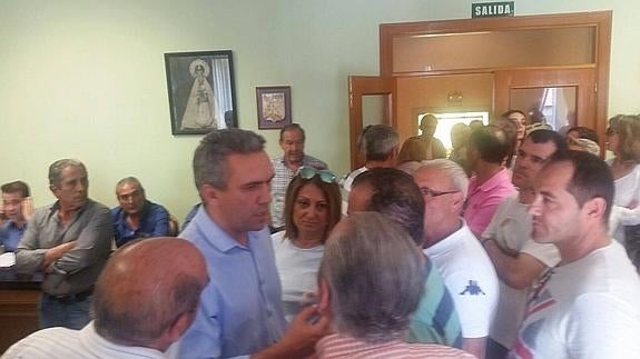 Javier Izquierdo, secretario general provincial del PSOE de Valladolid y la alcaldesa de Medina, Teresa López, durante el pleno.