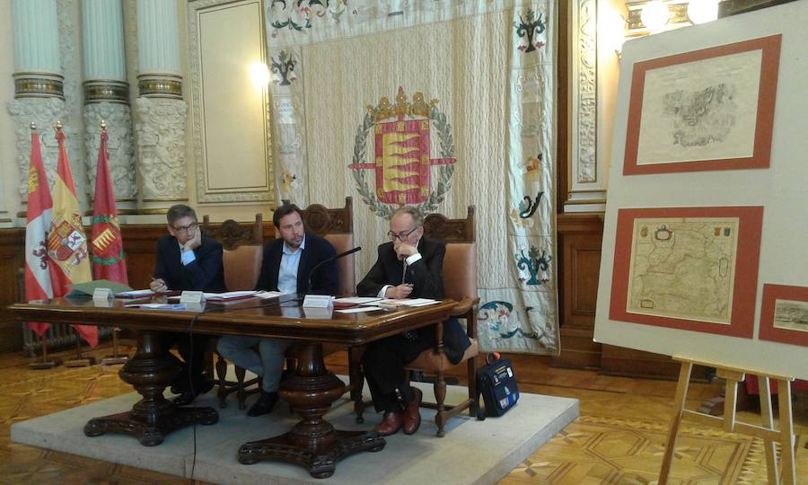 Eduardo Pedruelo, director del Archivo Municipal; el alcalde, Óscar Puente, y Antonio Rodríguez Torres, donante de los mapas antiguos, junto a algunas de las piezas cartográficas. 