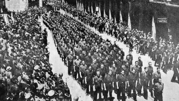 Desfile falangista en honor a Onésimo Redondo por la Acera de San Francisco. 