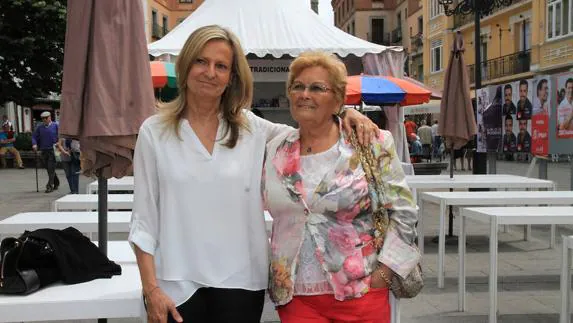 La periodista Isabel l San Sebastián (i), junto a la presidenta de Femur, Juana Borrego. Antonio Tanarro