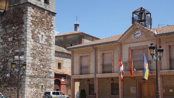 Banderas a media asta en el Ayuntamiento de Navalmanzano. 