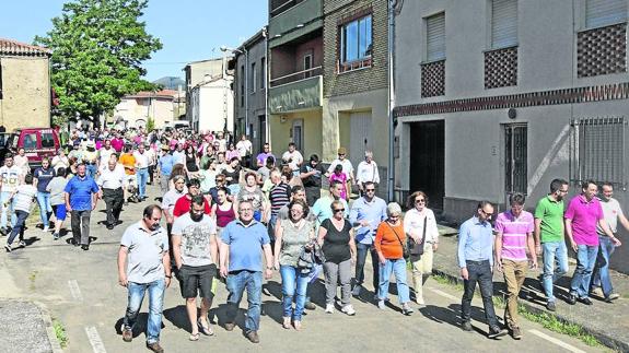 Concentración realizada ayer en Serradilla del Arroyo, con los cargos socialistas a la derecha.