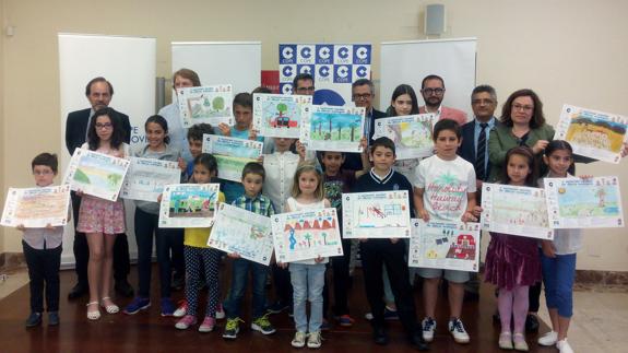Los ganadores posan con sus dibujos durante la entrega de los premios en la Cámara de Comercio. El Norte
