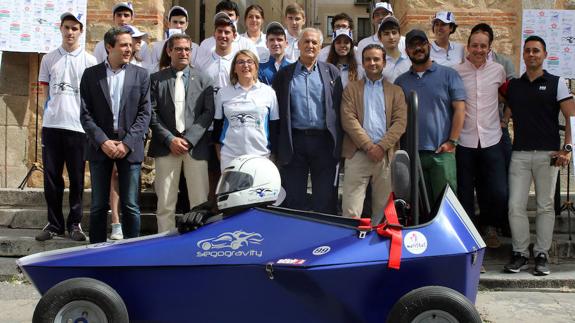 El equipo Segogravity del colegio Maristas y los patrocinadores, con el coche.