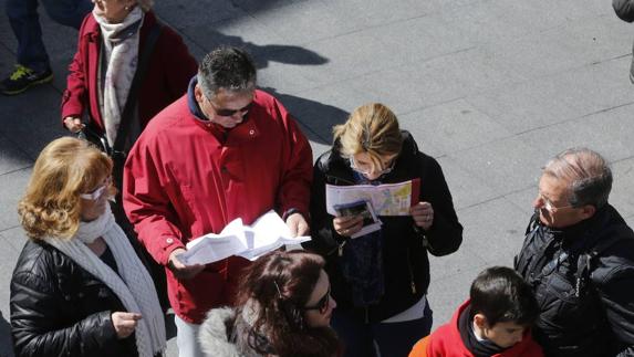 Turistas consultan unos planos la pasada Semana Santa. 