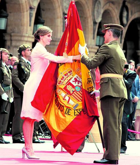 La Reina hace entrega de la nueva bandera al coronel jefe del Regimiento de Ingenieros, Antonio Villalba Garcés.