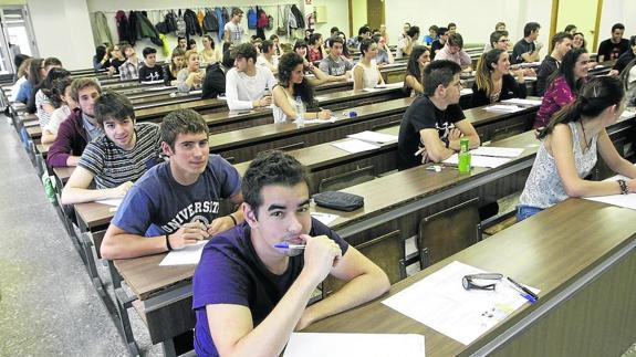 Estudiantes participantes en una anterior convocatoria de los exámenes de la selectividad. 