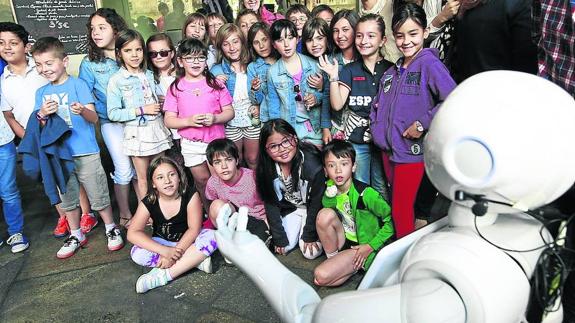 Vega sorprendió a estos niños que pasaban por la Plaza con sus profesoras. 