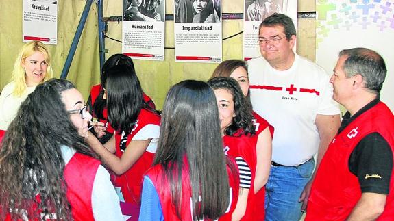Voluntarios de Cruz Roja en la Feria de la Juventud. 