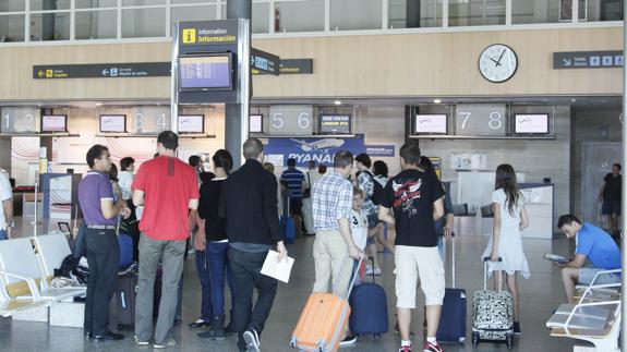 Embarque de pasajeros en el aeropuerto vallisoletano de Villanubla. 