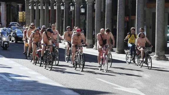 La marcha ciclonudista recorrió las calles del centro de Valladolid.