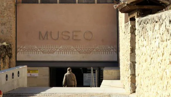 Entrada al Museo Provincial de Segovia, en la Casa del Sol. 