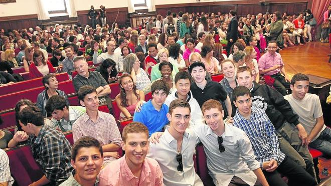 Estudiantes extranjeros asisten en el Paraninfo a la inauguración de los Cursos de Verano de la Universidad de Salamanca.
