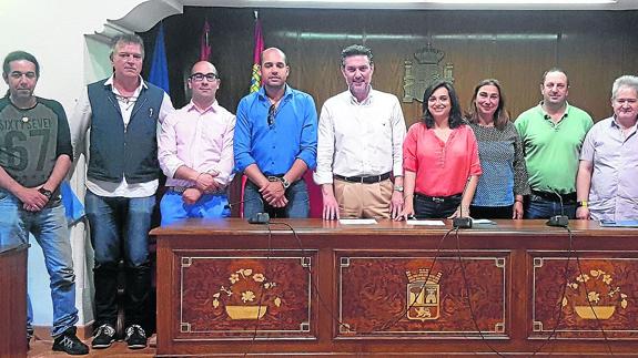 Representantes de las corporaciones municipales de El Espinar y Real Sitio de San Ildefonso, en el acto de la firma de las alegaciones conjuntas presentadas a las unidades básicas de servicios. 