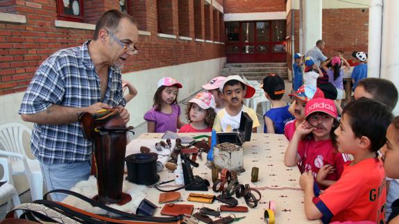 Alumnos del Santa Clara observan cómo se trabaja el cuero. M. Rico