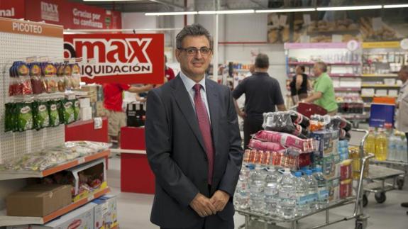 Luis Martínez, director Comercial de DIA, en el nuevo establecimiento de Benavente. / EL NORTE