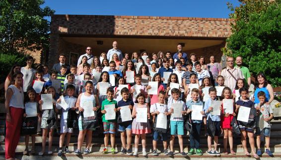 Los alumnos posan con los diplomas entregados por la Universidad de Cambridge. El Norte