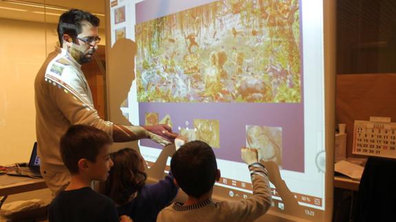 Los niños durante uno de los talleres.