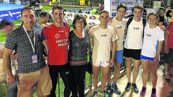 Álvaro de Arriba, con su entrenador, su madre y varios atletas del Rincón Oeste.