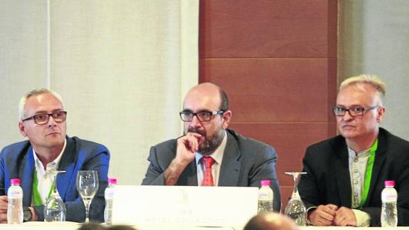 Federico Martín, nuevo presidente de la Unión Provincial de CSIF Salamanca, junto a Miguel Borra, presidente nacional de CSIF, y José Manuel de León, expresidente del sindicato desde ayer. 