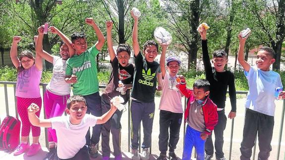 Jóvenes participantes del programa de Educación de Calle de Asecal posan para la foto durante un descanso para comer un bocata. 
