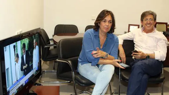 Los populares Beatriz Escudero y Jesús Postigo comprueban los resultados en la noche electoral del domingo.