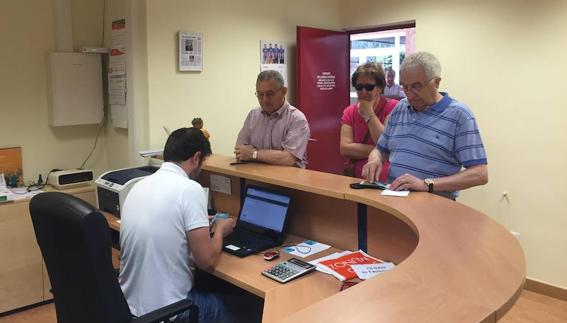 Varios aficionados en las oficinas del club para renovar su abono. 