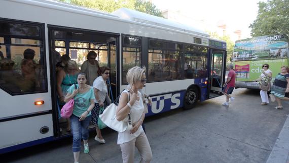 Un grupo de viajeros baja en una parada de Auvasa.  