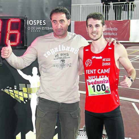 El entrenador Juan Carlos Fuentes y Álvaro de Arriba, en la pista cubierta de Salamanca.