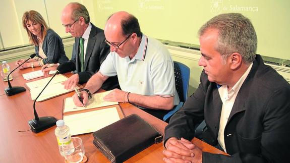 Un momento de la firma del convenio entre la Diputación y Proyecto Hombre.