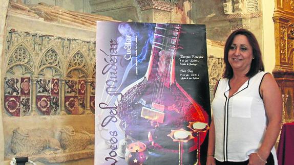 La concejala Nuria Fernández presenta el ciclo en la iglesia de San Esteban. 