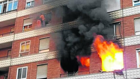 Dos vecinos huyen por la ventana, dos plantas más arriba, al no poder hacerlo por la escalera por el humo. 